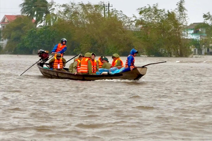 Huế mưa to, mực nước sông dâng nhanh