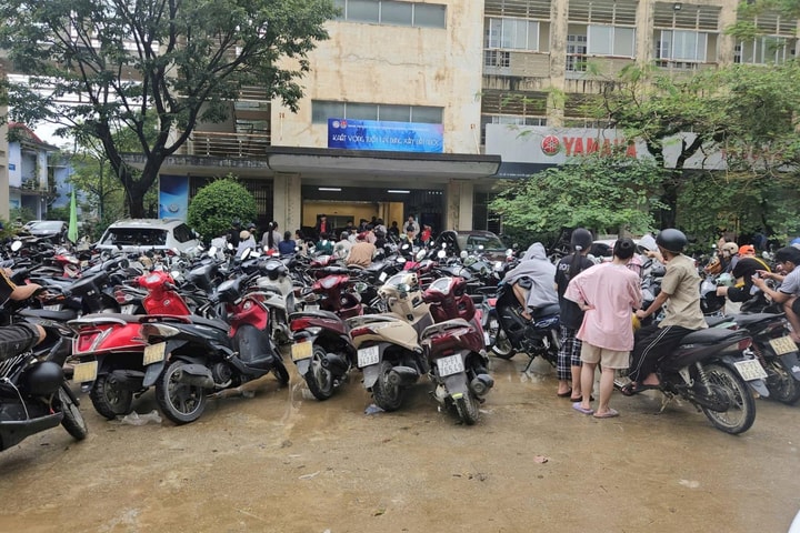 Thầy trò xuống phố, giúp người dân TP. Huế sửa xe sau lũ
