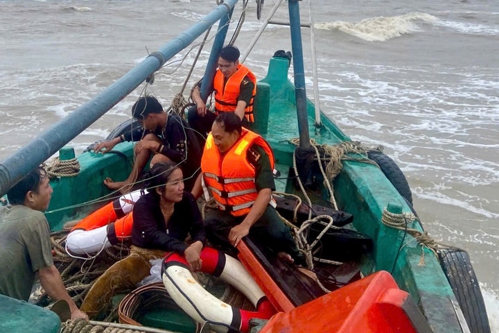 Cứu vớt kịp thời 2 ngư dân bị chìm tàu trên biển