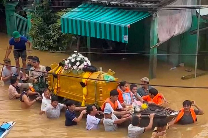 Nghẹn lòng đưa tang giữa dòng nước lũ
