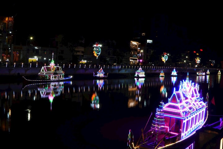 Lung linh sắc màu Đêm hội thả đèn nước – Ghe Cà Hâu