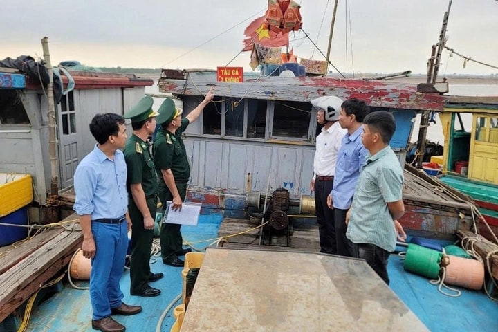 Ngư dân Bạch Long Vĩ ký cam kết vận hành thiết bị giám sát, góp sức gỡ “thẻ vàng" IUU