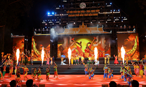 Tưng bừng khai hội Óoc Om Bóc - Đua ghe Ngo Cần Thơ năm 2025