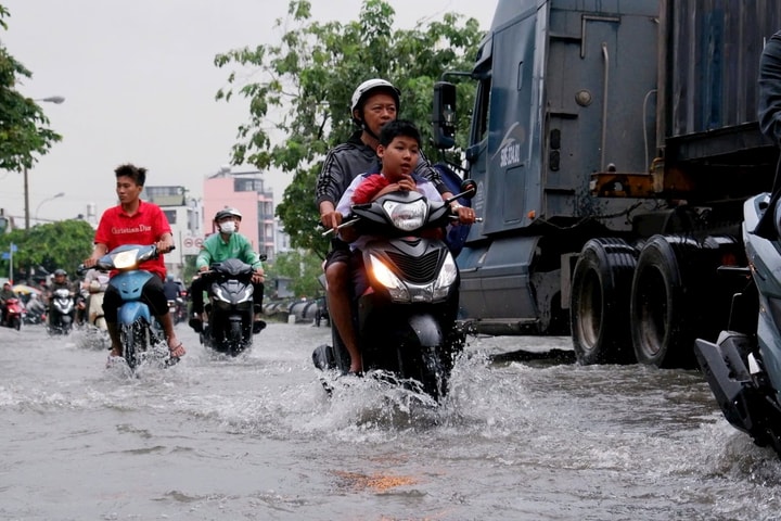 Triều cường kết hợp mưa lớn, TP.HCM sắp ngập diện rộng