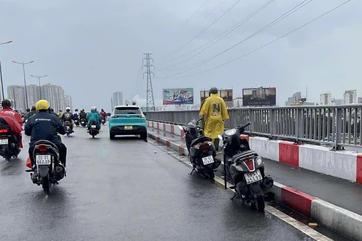 TP.HCM: Bỏ lại taxi dùng dao tự tử rồi nhảy cầu Sài Gòn