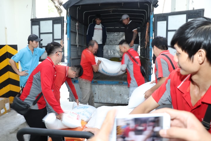 30 tấn hàng từ TP.HCM đến với bà con Huế, Đà Nẵng