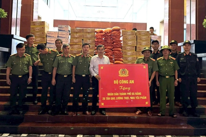 Bộ Công an thăm, động viên nhân dân vùng lũ và lực lượng Công an làm nhiệm vụ tại Đà Nẵng