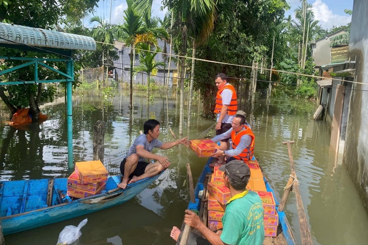 Trao quà hỗ trợ người dân vùng ngập lụt từ nguồn ngân sách thành phố