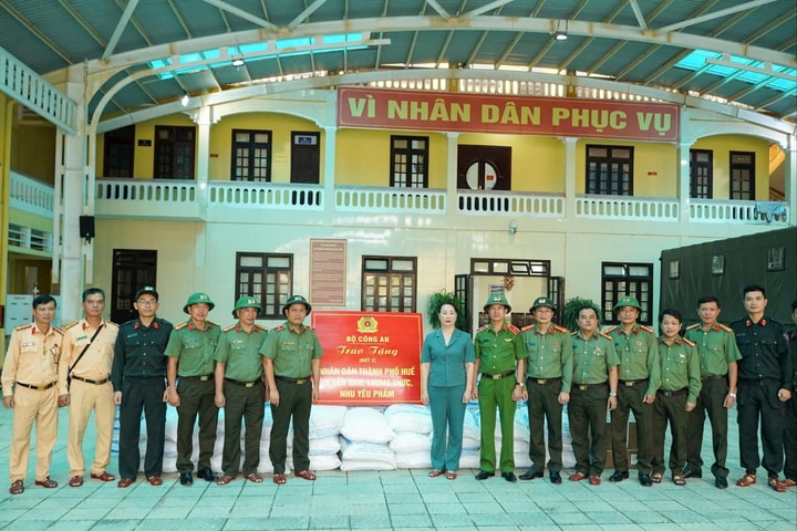 Bộ Công an tiếp sức Huế vượt qua “lũ chồng lũ”