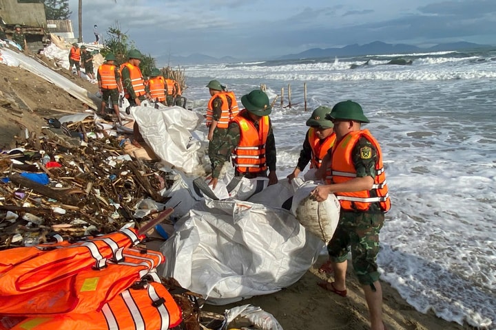 Trung đoàn 971 hỗ trợ khắc phục sạt lở biển An Bàng