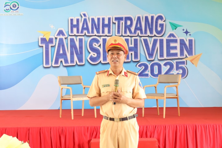 Trường Đại học Luật TP.HCM trang bị “hành trang” an toàn cho Tân sinh viên