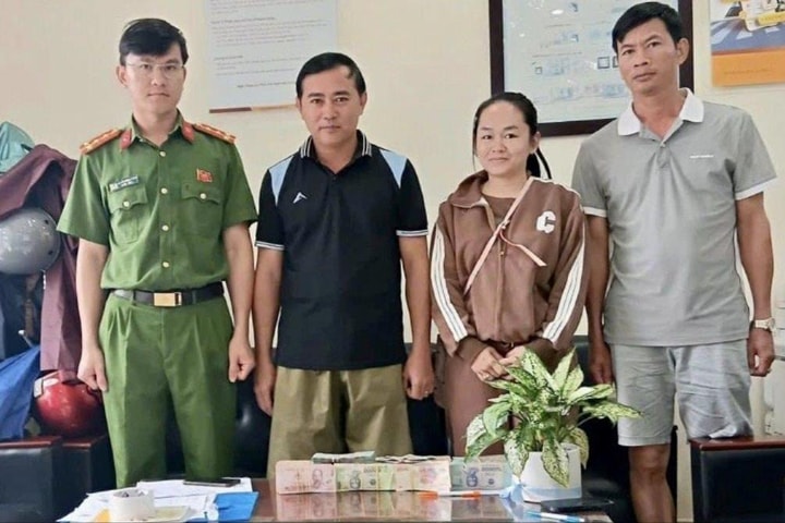Công an xã Quảng Điền thu hồi hơn 900 triệu đồng chuyển nhầm
