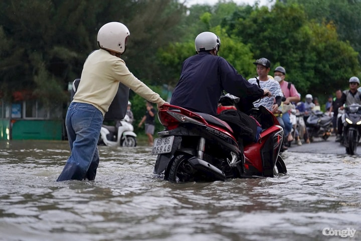 Vật vã đẩy xe, lội nước bì bõm vì triều cường