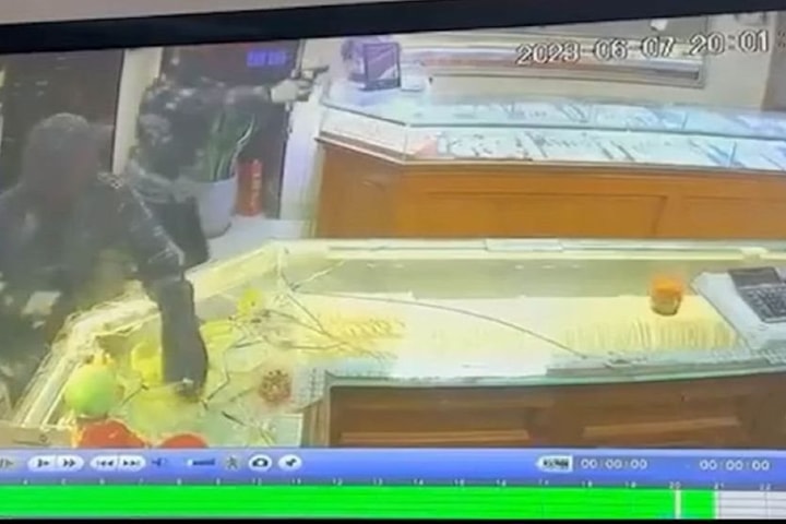 Video: Vờ mua vàng rồi táo tợn cướp tháo chạy