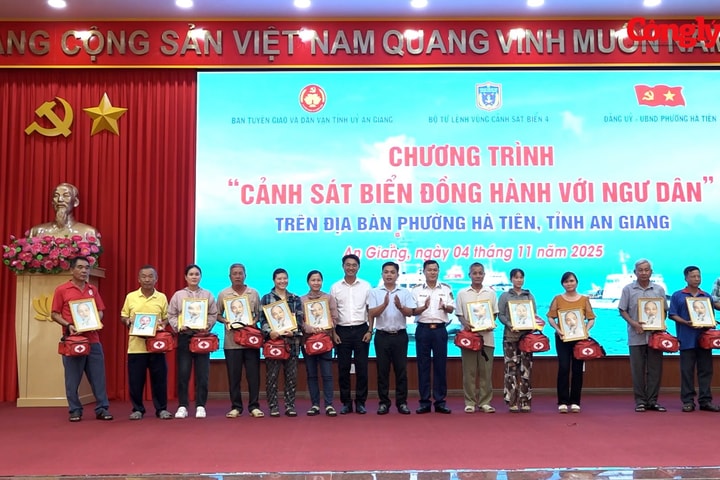 Bộ Tư lệnh Vùng Cảnh sát biển 4 đồng hành với ngư dân phường Hà Tiên