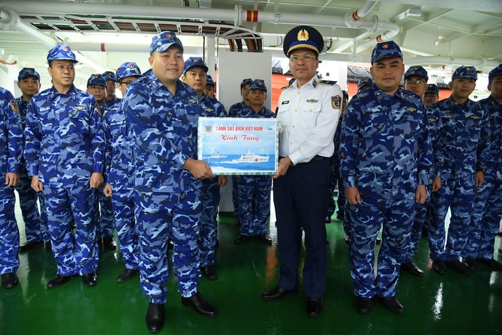 Tàu CSB 8004 sẵn sàng lên đường thực hiện nhiệm vụ đối ngoại quốc phòng