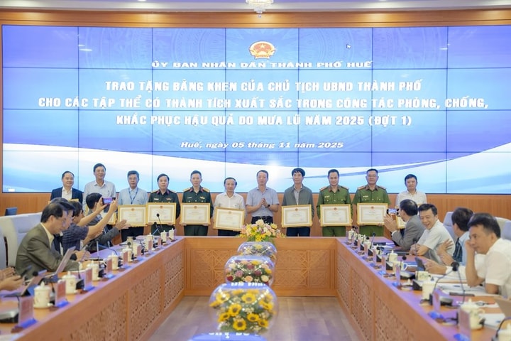 Biểu dương 12 tập thể xuất sắc cùng Huế vượt qua mưa lũ năm 2025