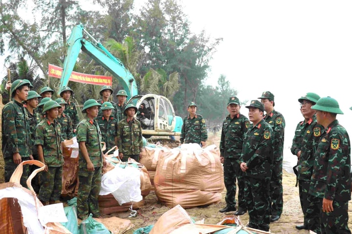 Quân khu 5 động viên lực lượng giúp dân khắc phục sạt lở bờ biển