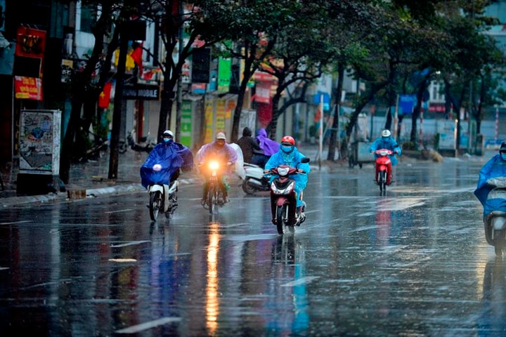 Thời tiết ngày 18/4: Bắc Bộ mưa lớn, Nam Bộ nắng nóng gay gắt