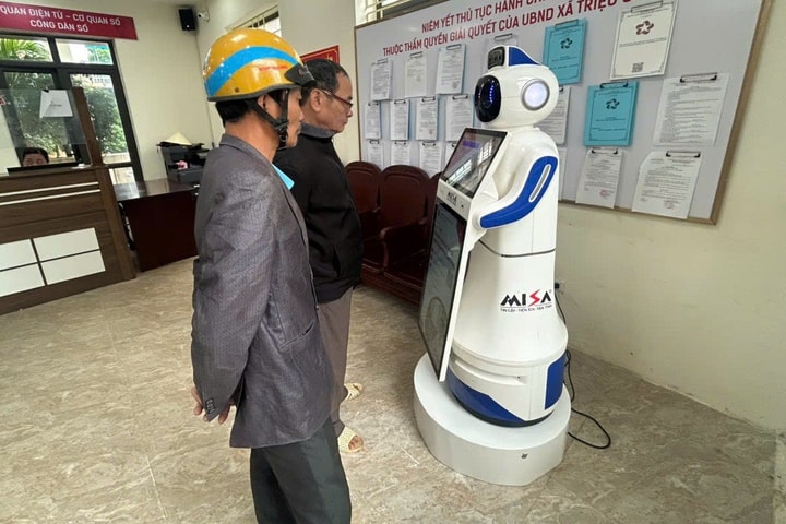 Thanh Hóa: Thử nghiệm robot trang bị AI hỗ trợ người dân