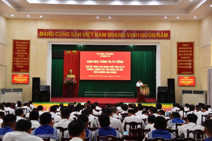 Vùng 2 Hải quân nâng cao nhận thức cho cán bộ, chiến sĩ trong phòng, chống các thủ đoạn lừa đảo trên không gian mạng