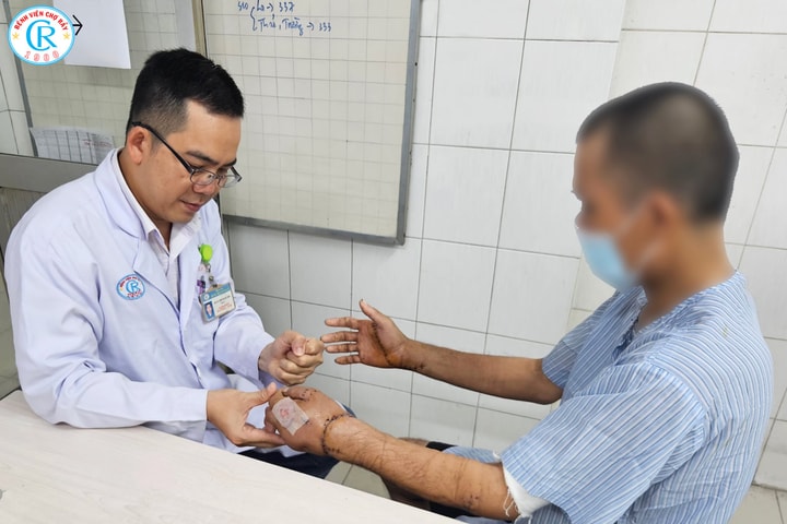 Nối thành công hai bàn tay bị chém đứt lìa