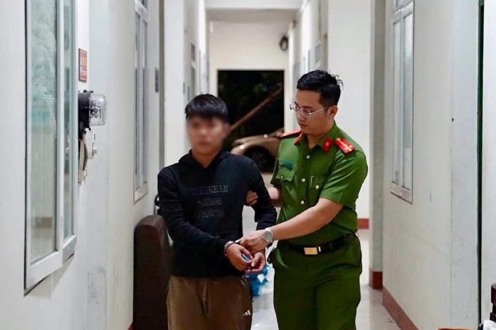 Thanh niên dùng dao nhọn uy hiếp nhân viên, cướp cửa hàng thế giới di động