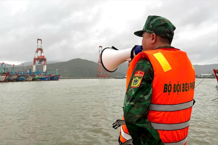 Tư lệnh Quân khu 5: “Tuyệt đối không để ngư dân ở lại trên tàu”