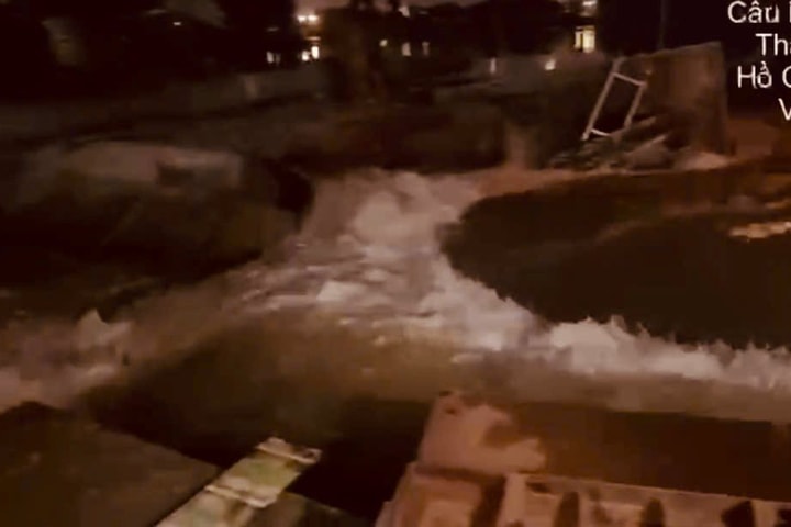 TP.HCM: Vỡ đê bao cầu Ba Thôn 2