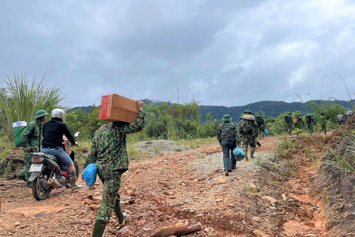 Gùi lương thực vượt rừng tiếp tế cho người dân bị cô lập