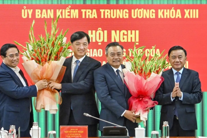 Hội nghị bàn giao công tác của Chủ nhiệm Ủy ban Kiểm tra Trung ương