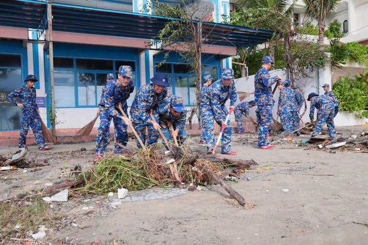 Lực lượng Hải quân tích cực khắc phục hậu quả bão số 13