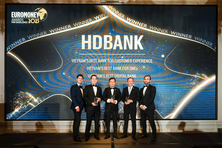 HDBank lập “hat-trick” giải thưởng Euromoney 2025 tại Singapore