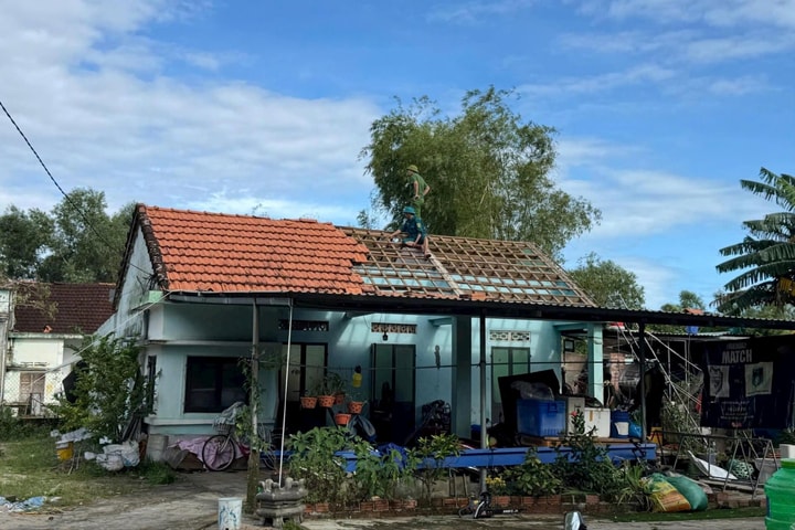 Lốc xoáy trong đêm, gần 30 nhà dân ở Đà Nẵng bị tốc mái