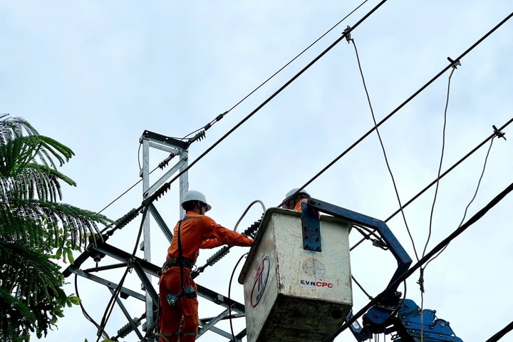 EVNCPC khẩn trương khôi phục cấp điện sau bão số 13 (Kalmaegi)