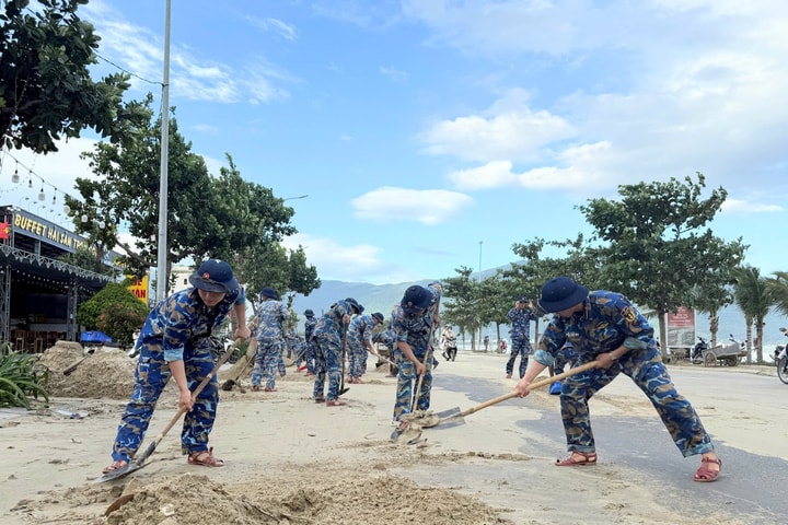 Lữ đoàn 83 Hải quân giúp đỡ địa phương khắc phục hậu quả bão số 13