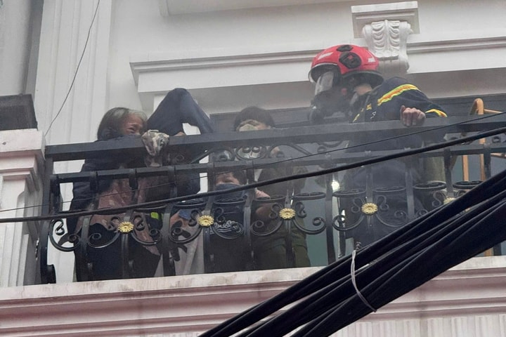 Cứu 3 người mắc kẹt trong vụ cháy nhà dân ở Hải Phòng