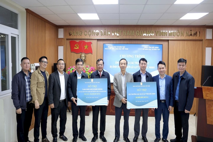 Nhà xuất bản Giáo dục hỗ trợ sách cho học sinh vùng bão lũ