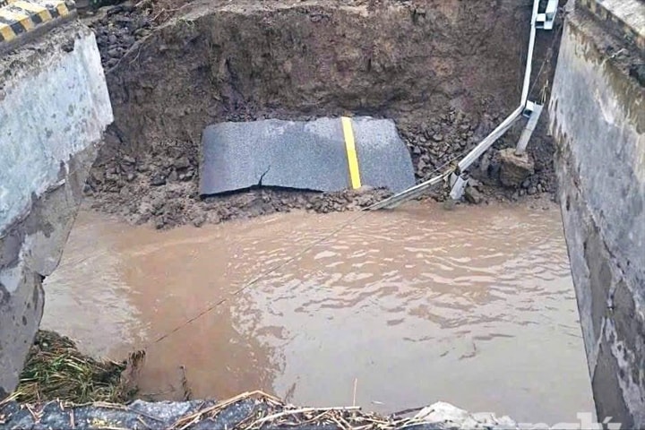 Ảnh hưởng bão số 13: Đường đầu cầu Đắk Pờ Tó bị cuốn trôi 25m, đèo Tô Na có 2 điểm sạt lở