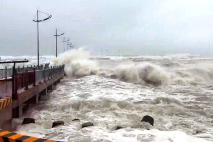 Quảng Ngãi: 6 người mất tích và bị thương, hàng trăm ngôi nhà tốc mái, ngập nước