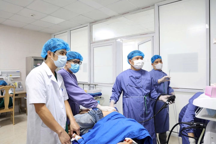 Thành công loại bỏ polyp đại tràng “kích thước lớn” cho bệnh nhi 13 tuổi
