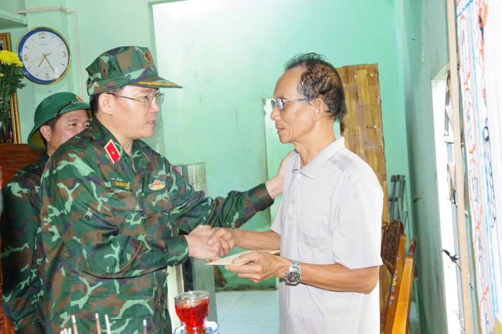 Quân khu 5 động viên nhân dân Đắk Lắk bị thiệt hại do bão số 13