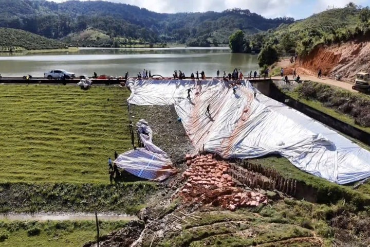 Công an Lâm Đồng phối hợp sơ tán người dân đến nơi an toàn