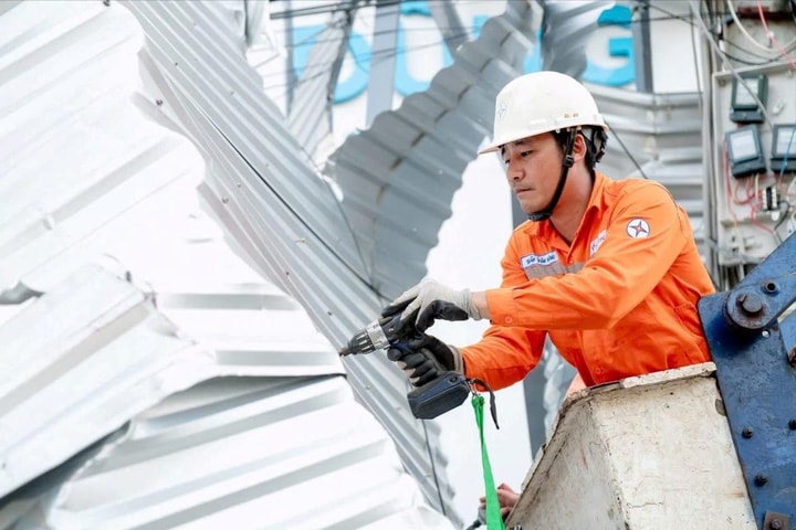 EVNCPC khôi phục cấp điện cho hơn 1,12 triệu khách hàng sau bão số 13