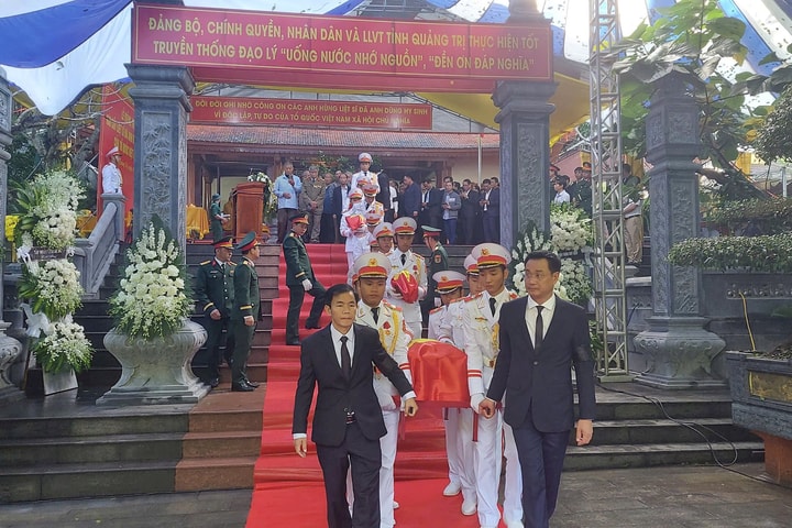 Truy điệu, an táng 8 Anh hùng liệt sĩ tại hang Tám Cô