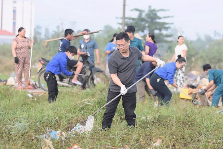 Chính quyền và nhân dân Huế chung tay làm sạch thành phố sau lũ