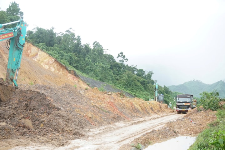 Tạm thời thông xe một làn cao tốc La Sơn - Hòa Liên, cấm xe khách và xe tải lớn