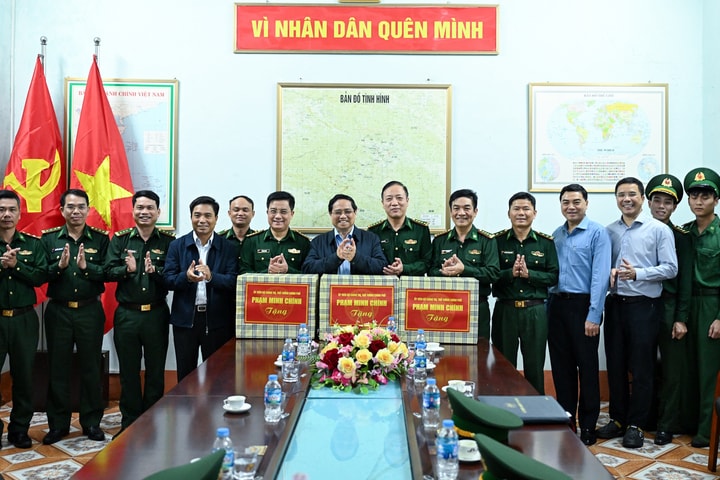 Thủ tướng thăm Đồn biên phòng tại xã biên giới vùng cao Thanh Hóa