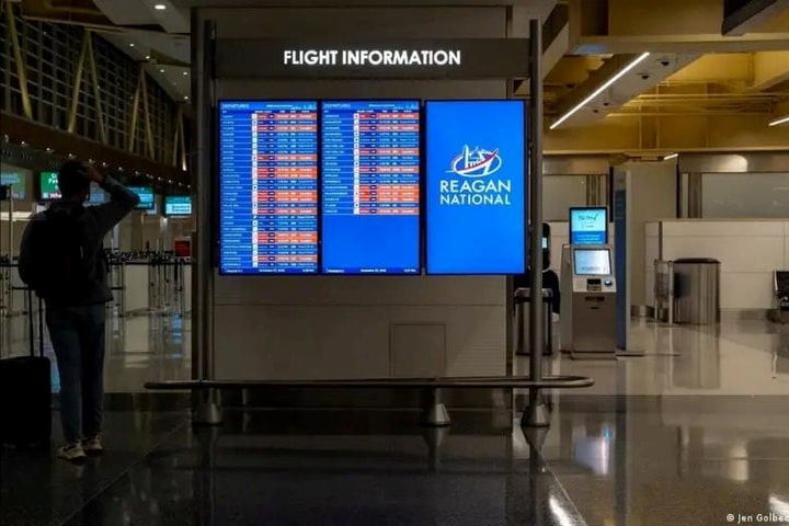 Vì sao hàng ngàn chuyến bay của các hãng hàng không Mỹ không thể cất cánh?