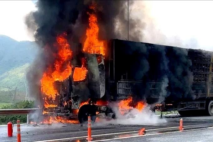Xe đầu kéo bốc cháy dữ dội trên cao tốc